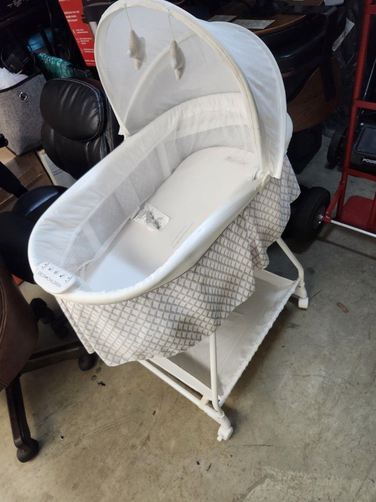 White Even flo Bassinet