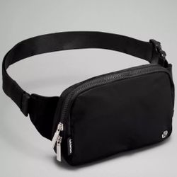 New Lululemon Black 2L Belt Bag