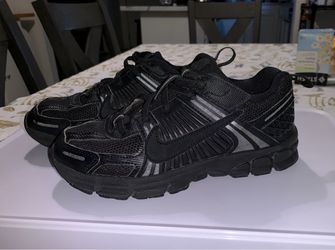 NIKE Vomero 5! Black! Kids size 3Y! Great condition!