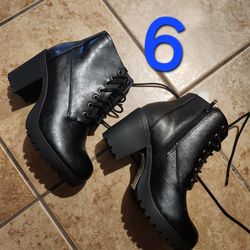 Super cute women boots/ size 6/ new/ $20 cash only/ blue diamond & rainbow