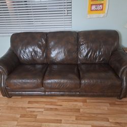 Full leather Couch,  in great condition
Pickup only

