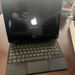 iPad Pro 12.9”  128GB 6th Gen WiFi M2 Processor & Apple Magic Keyboard