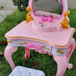 Princess Vanity Set Plays Music 🎶 Great For Your Little Princess 💕 Asking $25 South La 90043 Serious Buyers 