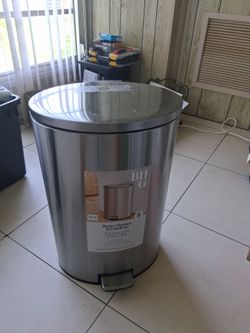 Better Hones & Gardens - 10.50 Gallon Step Can