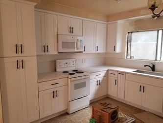 White shaker cabinets! Wholesale prices!!