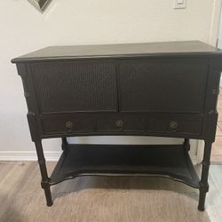 BEAUTIFUL CONSOLE TABLE 2 DOORS AND ONE DRAWER BLACK COLOR REAL WOOD GREAT CONDITION 