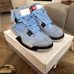 Jordan 4 university blue Size 9