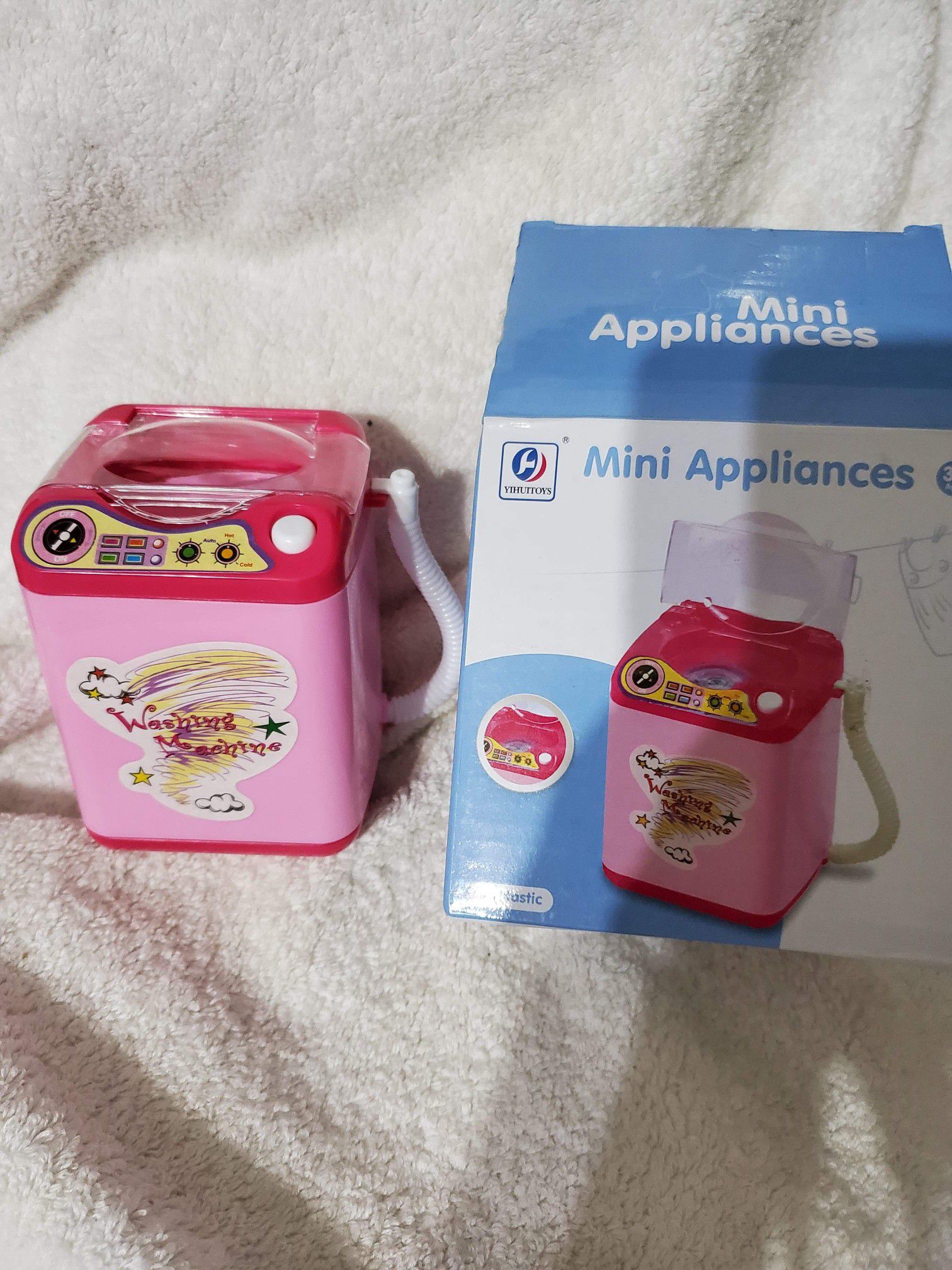 Mini Washing Machine for Barbies and Small Dolls. Takes batteries to really spin. New open box.