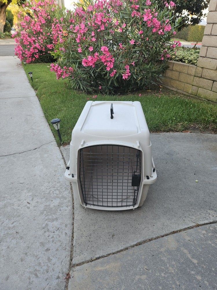 Medium Size "Bargain Hound" Pet/Dog Kennel