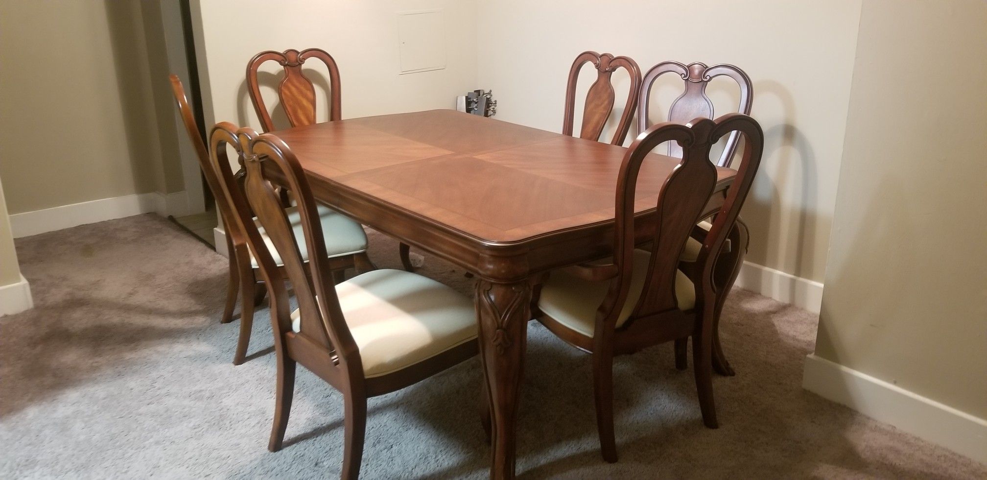 Dining set (no leaf) with 6 chairs