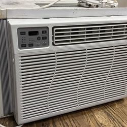 G.E Air Conditioner 14000 BTU Nice Like New With Brackets 