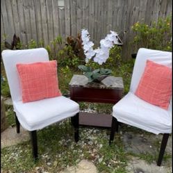 Entryway two  white chairs and table, good , the cover can be removed and washable. THE DECORATION IS NOT INCLUDED