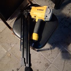 Pistola de clavos DeWalt