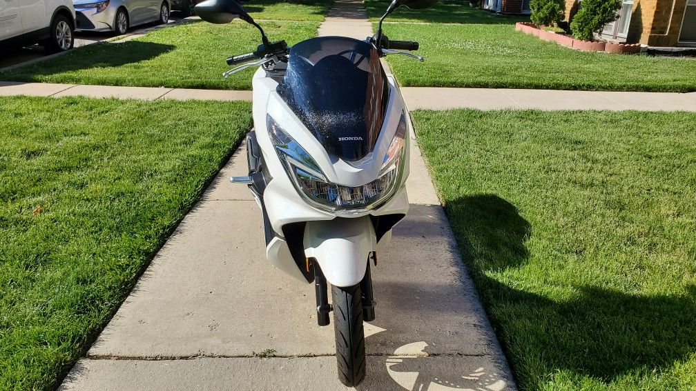 Photo 2018 Honda PCX150 Scooter 100 MPG!!! Excellent Condition