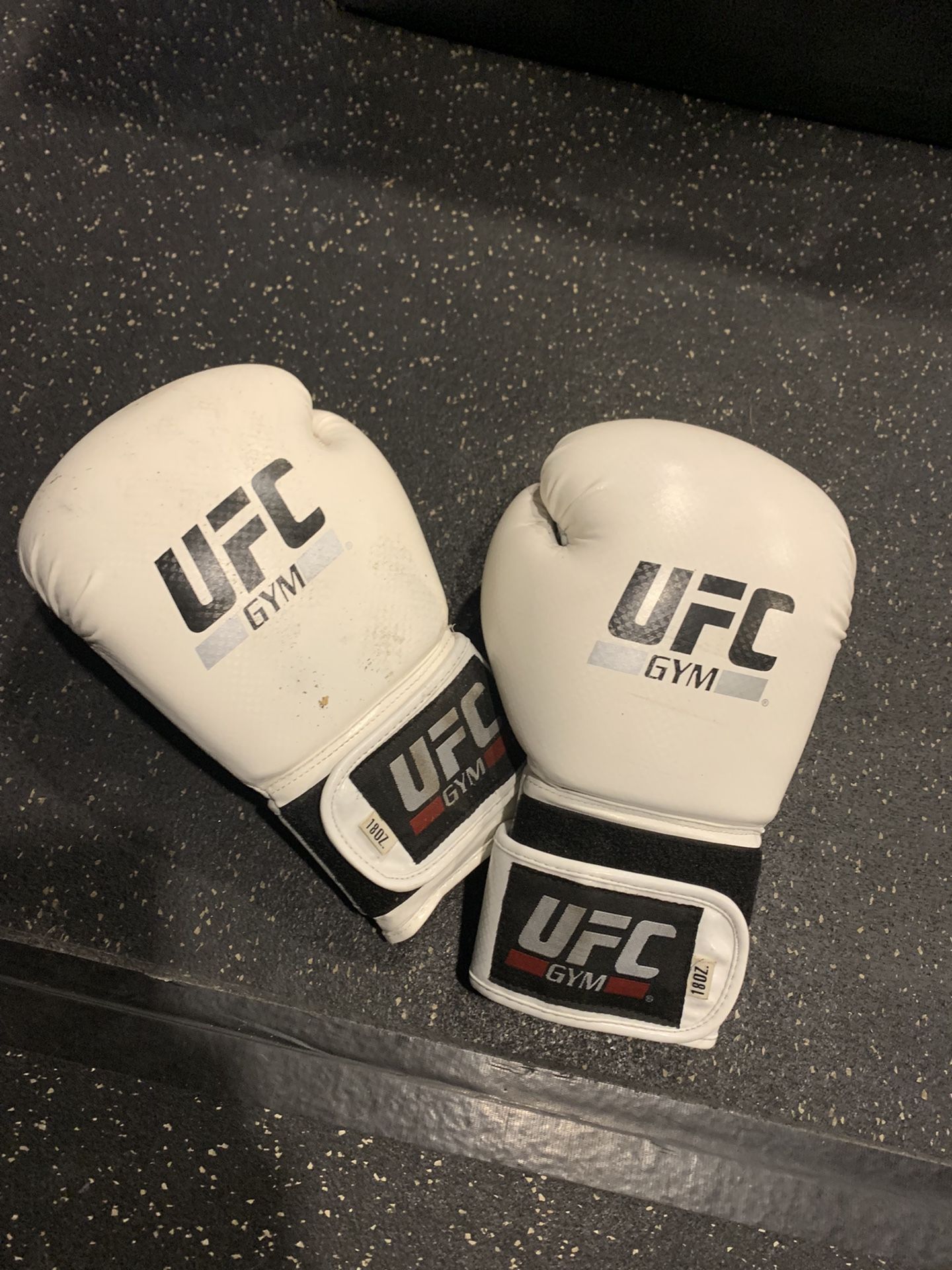 UFC 18oz Boxing Gloves 