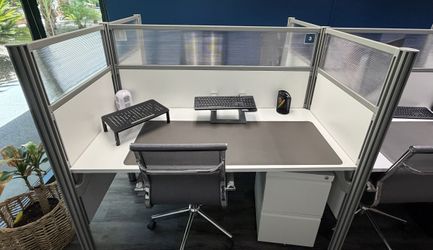 6 Desk Cubicle