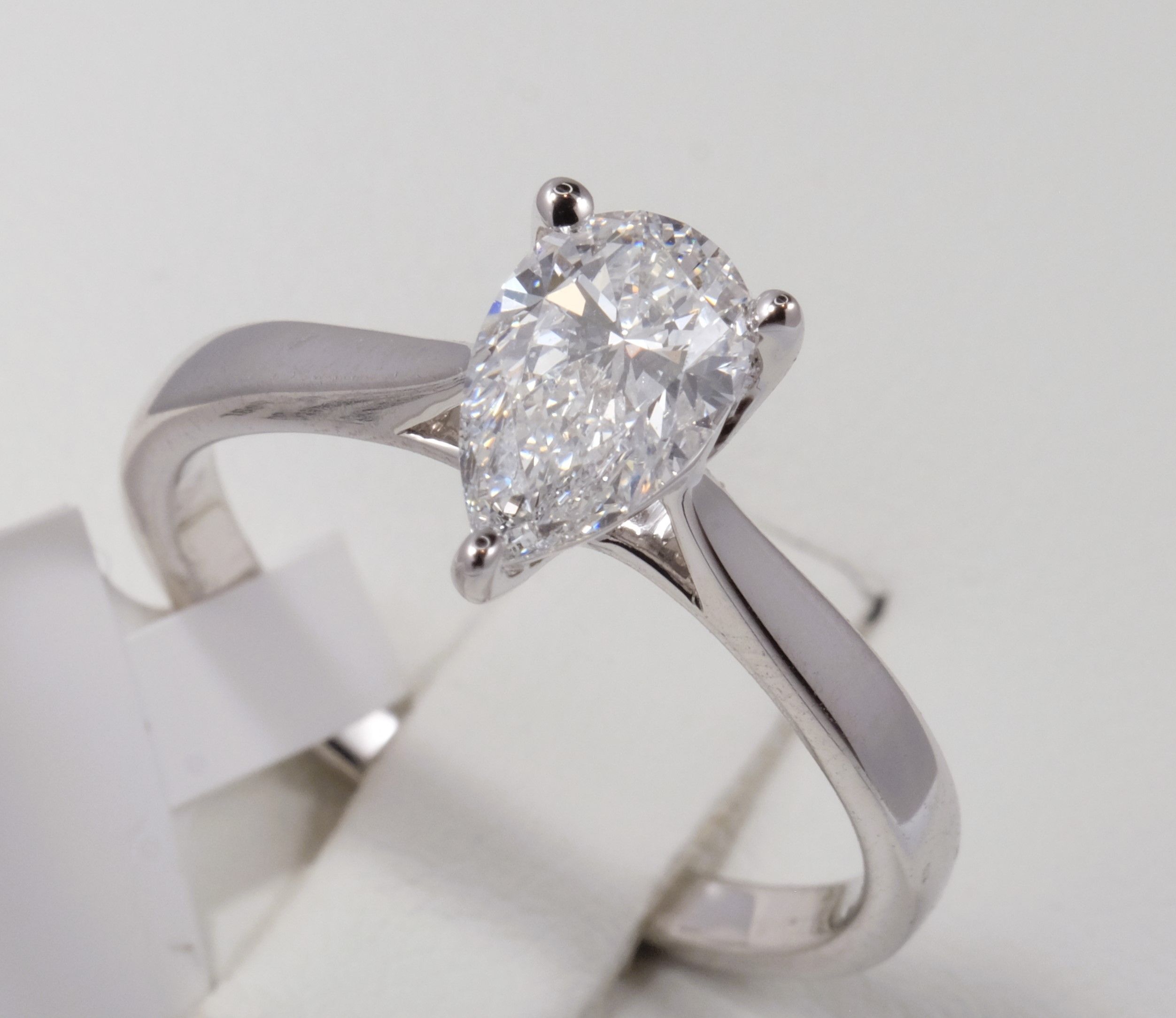 New Pear-shaped Diamond Ring. 1.08 Carat. IGI Certified lab grown