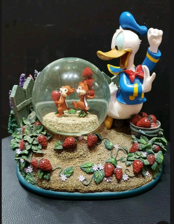 Disney "Donald Duck w Chip And Dale" Music Snow Globe
