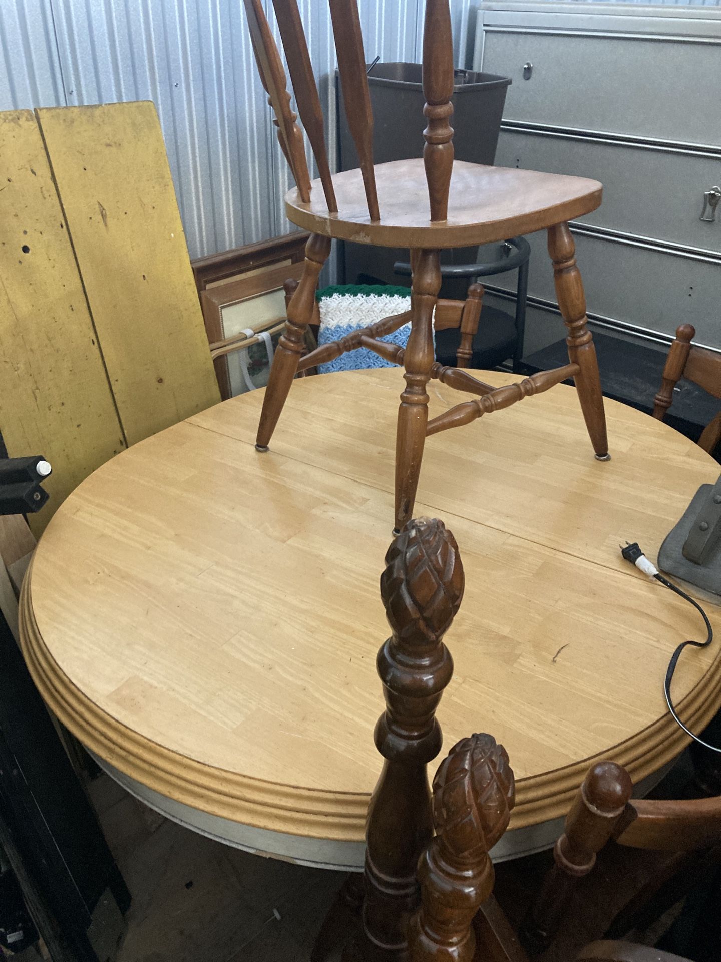 Small Pedestal Kitchen Table And 4 Chairs