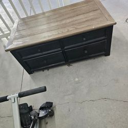 Expanding coffee table