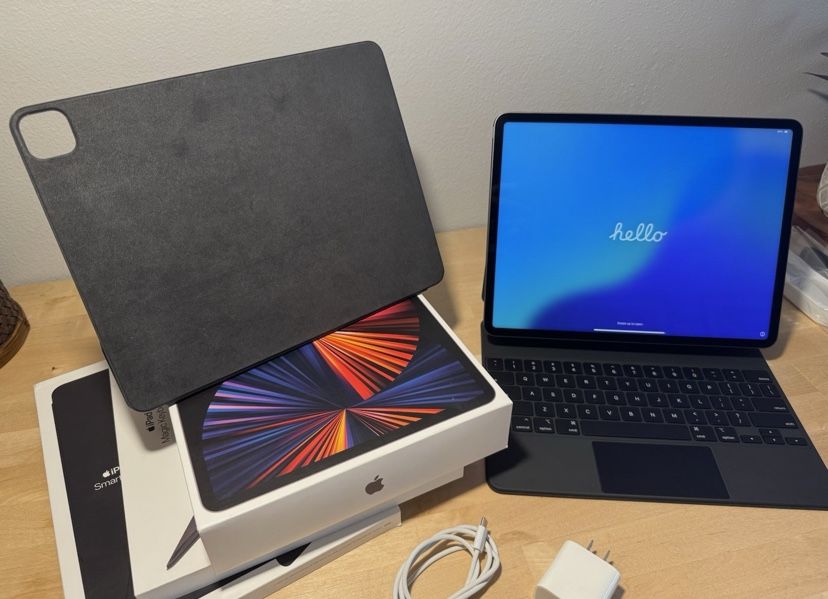 Apple iPad Pro 12.9” 5th Gen 256GB - Magic Keyboard, Folio Bundle