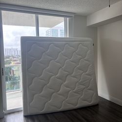 Zinus King Size Mattress – Good Condition