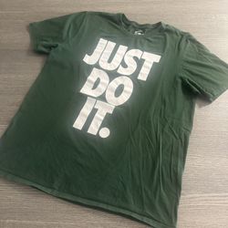 The Nike Tee Athletic Cut Men’s T-Shirt Short Sleeve Size XL Green Cotton