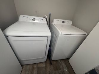 Samsung Washer & Dryer Set – Large Capacity – Works Great