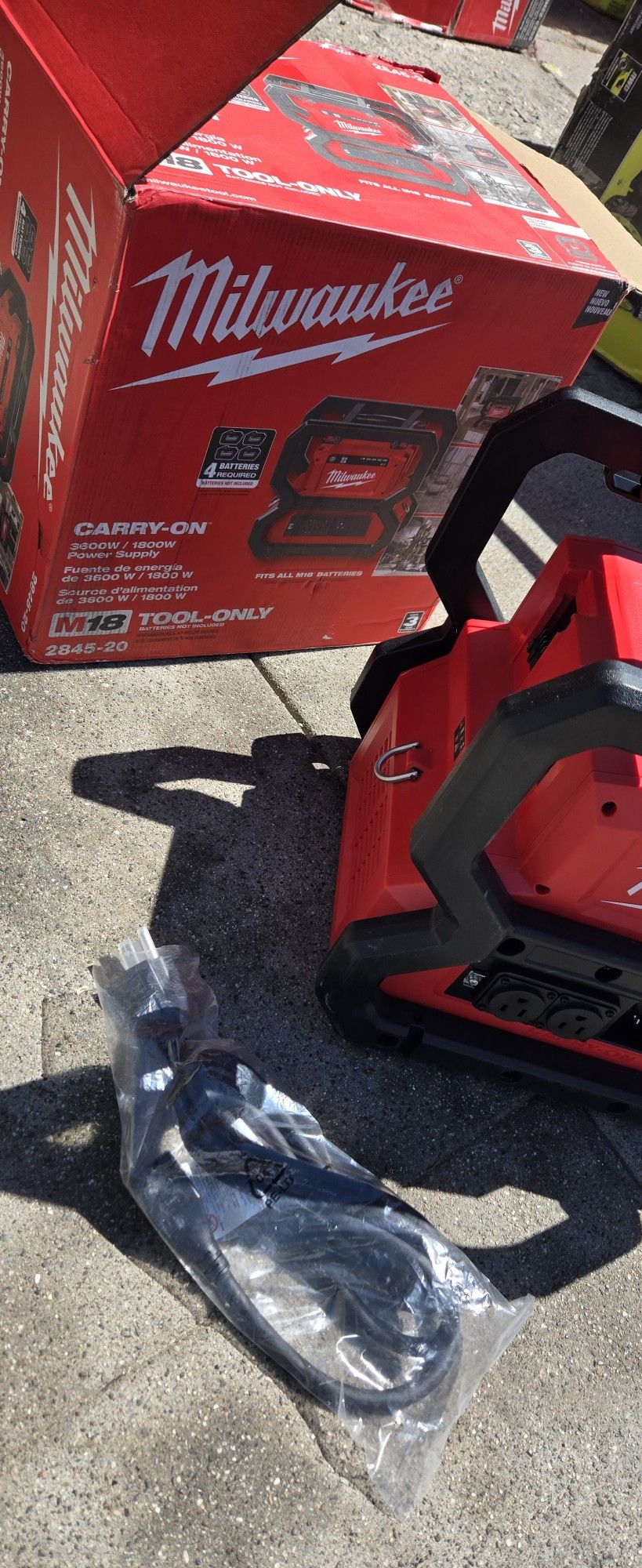 Milwaukee
M18 18V Lithium-Ion Cordless 3600-Watt/1800-Watt Battery Powered Power Supply