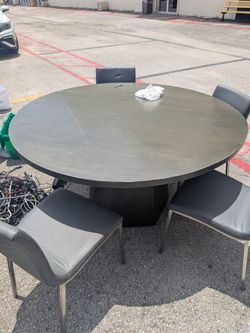 Mesa de madera con sillas