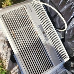 Frigidaire 250-sq ft Window Air Conditioner  (115-Volt; 6000-BTU)



