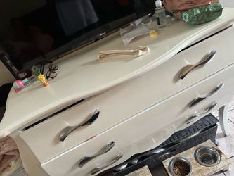 Off white 3 drawer chest ￼