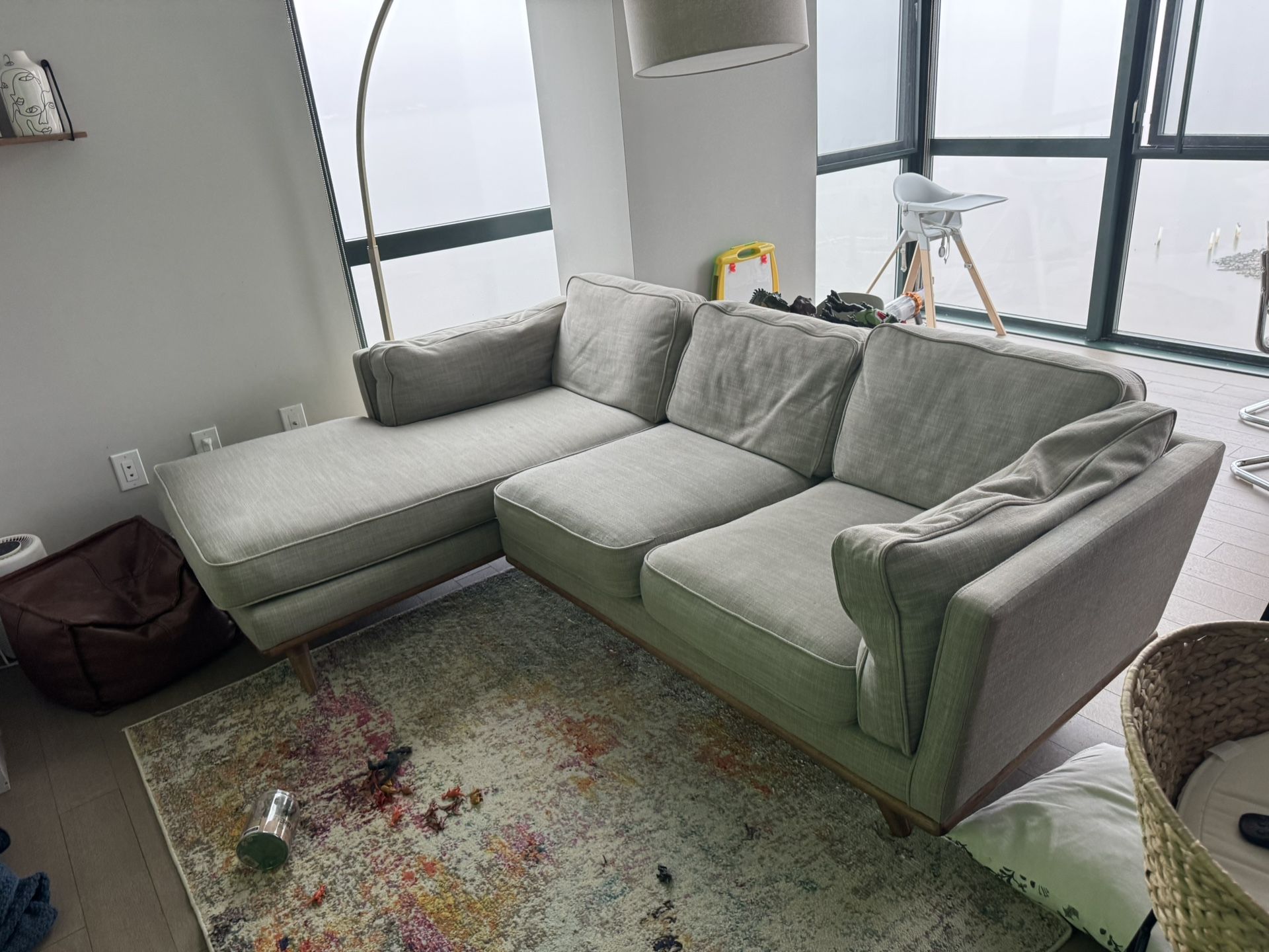 Article left sectional 