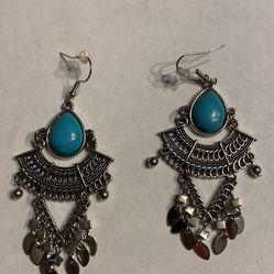 Beautiful turquoise and silver dangling earrings 