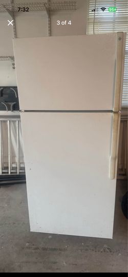 Whirlpool Refrigerator - 6132 65.25 in T x 33 in W x 29 in D Refrigerator and freezer are in great working condition.$249