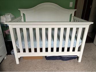 Crib, matress and 5 sheets
