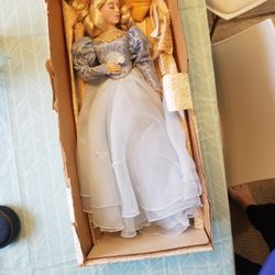 Mint Condition Franklin HeirLoom Sleeping Beauty Doll 
