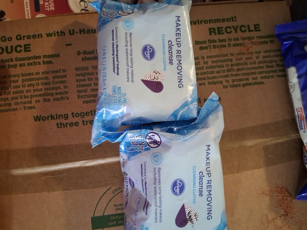 New, 2 Make Up Remover Wipes