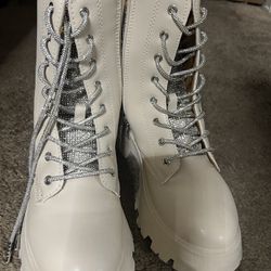 Women’s Boots (read Description)