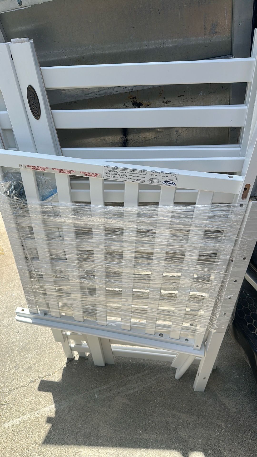 Baby graco white crib
