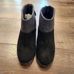 size W8 Toms Leila Ankle Booties Womens Black Suede Gray Wool Block Heels , good condition 