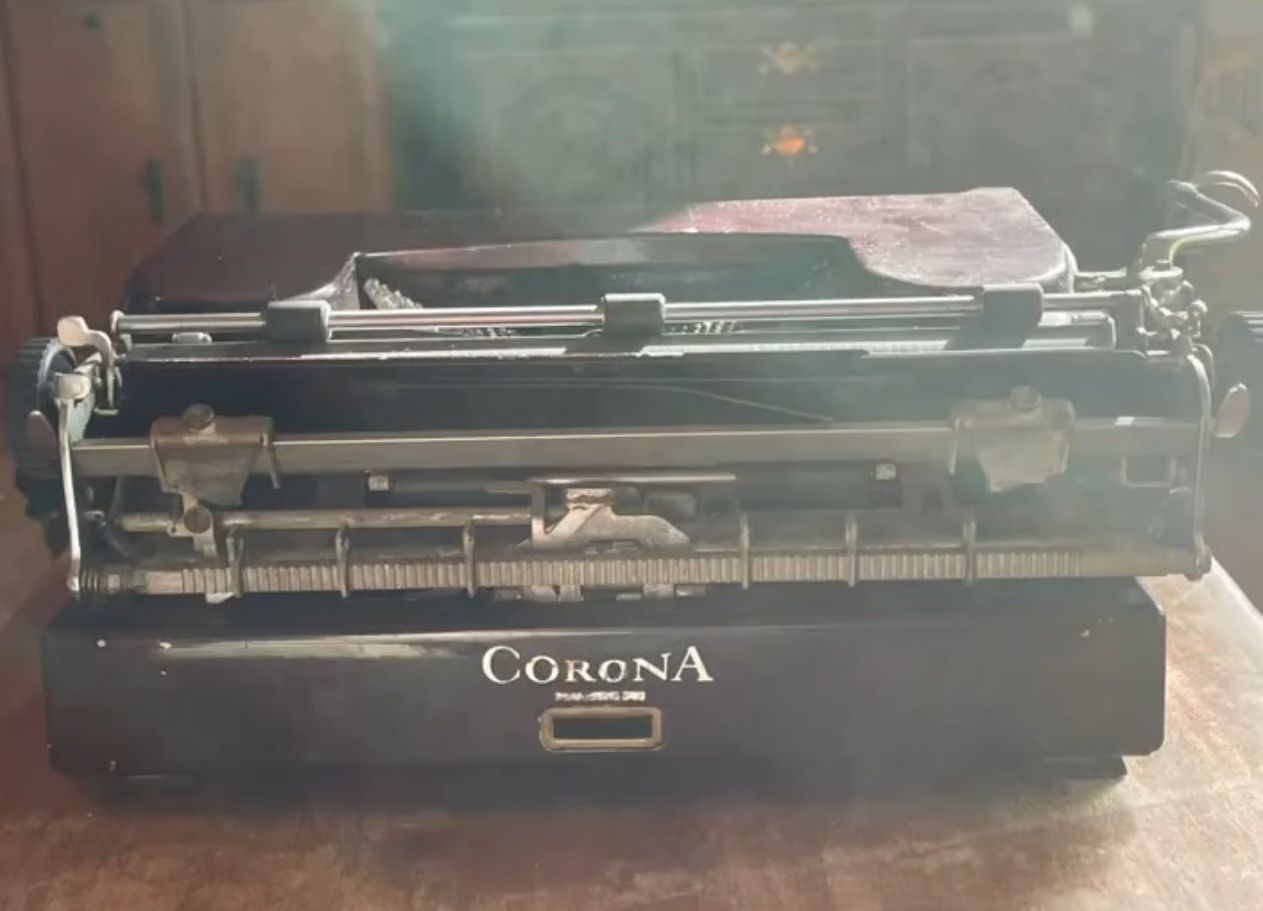 1930s Smith & Corona Standard classic , silent flat top typewriter, in Burgundy. Model # 1S28293.
