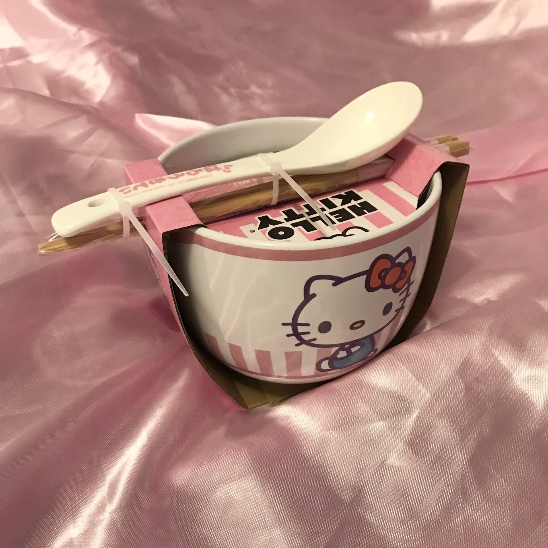 HELLO KITTY Ramen Bowl W/ Chopsticks And Spoon