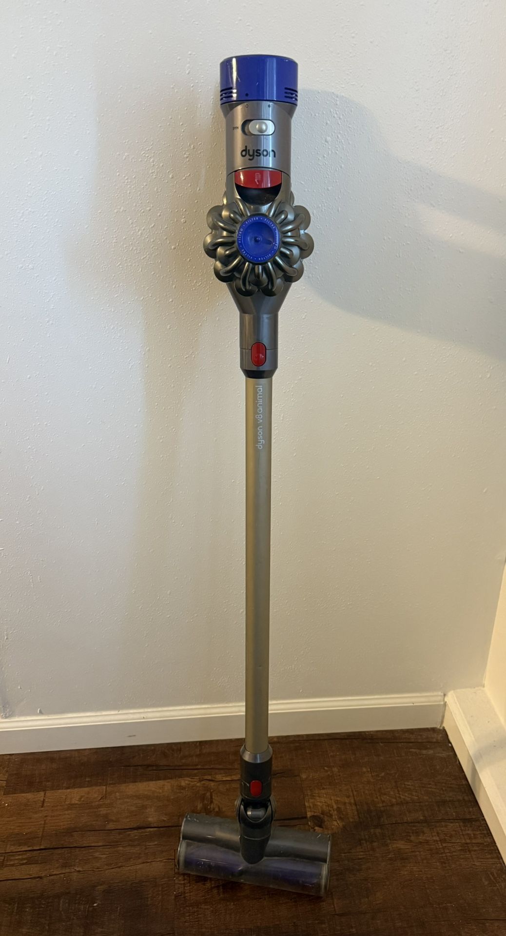 Dyson V8 Cordless Vacuum – With Tools – Needs Battery/Filter