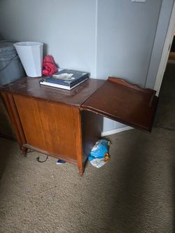 2 vintage floor model stereos.