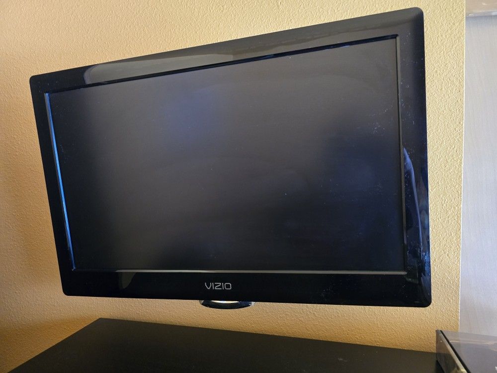 2 Vizio brand Flat Screen TV'S with wall mounts. And 2 New In Box wall Mounts. and 2 Bra
