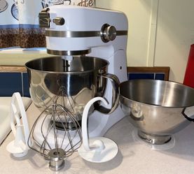 Kenmore Elite Stand Mixer White 2 Mixing Bowls w/ 3 Attachments Model  100.89 for Sale in Kngsly Lk, FL - OfferUp