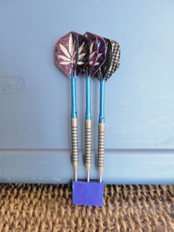 Winmau Vanquish Steel Tip Darts With Blue Shafts And Flights