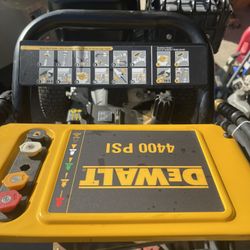 DEWALT 4400 PSI PRESSURE WASHER