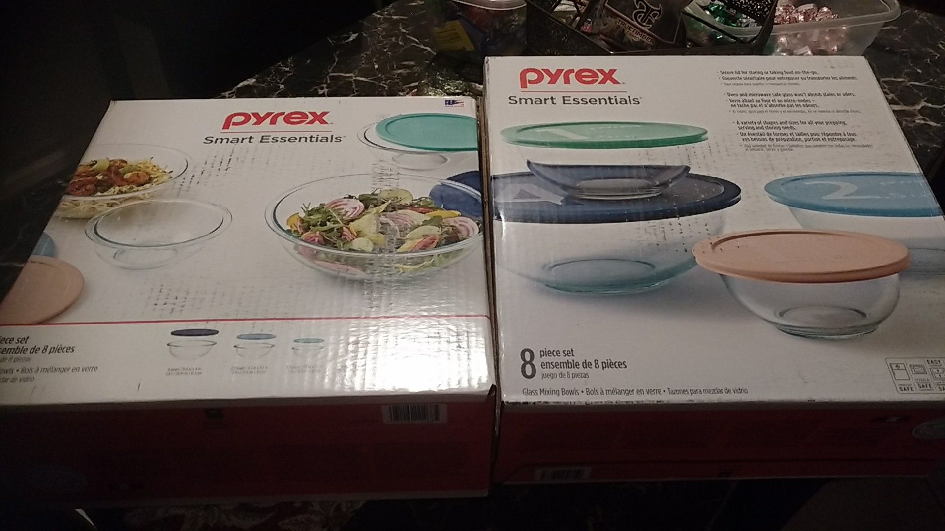 Pyrex 8 piece glass bowls with lids